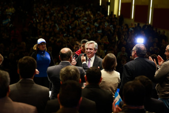 San Miguel de Tucumán, Argentina.- El candidato presidencial más votado en las elecciones primarias del 11 de agosto de argentina Alberto Fernández del Frente de Todos cerró una jornada de actividades en Tucumán junto al gobernador, el peronista Juan Luis Manzur, con un acto como parte de su campaña proselitista de cara a las elecciones del 27 de octubre.