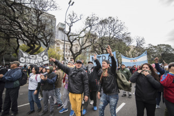 Buenos Aires.- Social organizations were preparing to deploy a camp in front of the Ministry of Social Development when the Police fired gas to disperse today, September 11, 2019 on Avenida 9 de Julio, in the Argentine capital. The protest day had begun earlier. Thousands of members of social organizations had begun to reach the Buenos Aires center and had installed popular pots in various corners to claim food items for community canteens, a 50 percent increase in social programs, and the opening to incorporate new beneficiaries. The extensive police operation had been installed to the Constitution area, where dozens of agents cut lanes on 9 de Julio Avenue and parallel streets to prevent protesters from climbing the highway, as happened in previous protests.