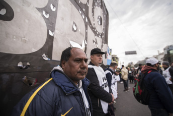 Buenos Aires.- Social organizations were preparing to deploy a camp in front of the Ministry of Social Development when the Police fired gas to disperse today, September 11, 2019 on Avenida 9 de Julio, in the Argentine capital. The protest day had begun earlier. Thousands of members of social organizations had begun to reach the Buenos Aires center and had installed popular pots in various corners to claim food items for community canteens, a 50 percent increase in social programs, and the opening to incorporate new beneficiaries. The extensive police operation had been installed to the Constitution area, where dozens of agents cut lanes on 9 de Julio Avenue and parallel streets to prevent protesters from climbing the highway, as happened in previous protests.