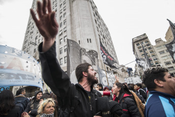 Buenos Aires.- Social organizations were preparing to deploy a camp in front of the Ministry of Social Development when the Police fired gas to disperse today, September 11, 2019 on Avenida 9 de Julio, in the Argentine capital. The protest day had begun earlier. Thousands of members of social organizations had begun to reach the Buenos Aires center and had installed popular pots in various corners to claim food items for community canteens, a 50 percent increase in social programs, and the opening to incorporate new beneficiaries. The extensive police operation had been installed to the Constitution area, where dozens of agents cut lanes on 9 de Julio Avenue and parallel streets to prevent protesters from climbing the highway, as happened in previous protests.