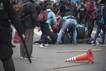 Buenos Aires.- Social organizations were preparing to deploy a camp in front of the Ministry of Social Development when the Police fired gas to disperse today, September 11, 2019 on Avenida 9 de Julio, in the Argentine capital. The protest day had begun earlier. Thousands of members of social organizations had begun to reach the Buenos Aires center and had installed popular pots in various corners to claim food items for community canteens, a 50 percent increase in social programs, and the opening to incorporate new beneficiaries. The extensive police operation had been installed to the Constitution area, where dozens of agents cut lanes on 9 de Julio Avenue and parallel streets to prevent protesters from climbing the highway, as happened in previous protests.