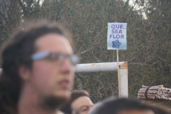 La Plata, Buenos Aires.- La candidata a vicepresidenta de la Argentina por el Frente de Todos, Cristina Fernández de Kirchner, presentó ayer 31 de agosto de 2019 en la Facultad de Periodismo de la Universidad Nacional de La Plata su libro ¨Sinceramente¨. Los seguidores de su espacio, en especial jóvenes, se acercaron desde temprano con todo tipo de "merchandising" propio de la "liturgia peronista".  Remeras, gorros, prendedores y banderas se vendían en las inmediaciones de la Facultad de Periodismo, de donde fue decana hasta hace unos meses quien ahora tiene altas chances de ser la próxima intendenta de la ciudad de La Plata, la Capital de la provincia de Buenos Aires, Florencia Saintout, quien la acompaño en su presentación, junto al candidato a gobernador provincial Axel Kicillof.