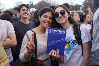 La Plata, Buenos Aires.- The candidate for vice president of Argentina for the Front of All, Cristina Fernández de Kirchner, presented yesterday, August 31, 2019 at the Faculty of Journalism of the National University of La Plata her book "Sincermente". The followers of their space, especially young people, approached early with all kinds of "merchandising" typical of the "Peronist liturgy." T-shirts, hats, pins and flags were sold in the vicinity of the Faculty of Journalism, from where it was dean until a few months ago who now has high chances of being the next mayor of the city of La Plata, the Capital of the province of Buenos Aires, Florencia Saintout, who accompanied her in her presentation, along with the provincial governor candidate Axel Kicillof.