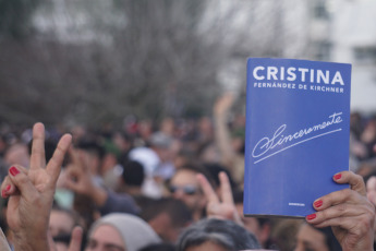 La Plata, Buenos Aires.- The candidate for vice president of Argentina for the Front of All, Cristina Fernández de Kirchner, presented yesterday, August 31, 2019 at the Faculty of Journalism of the National University of La Plata her book "Sincermente". The followers of their space, especially young people, approached early with all kinds of "merchandising" typical of the "Peronist liturgy." T-shirts, hats, pins and flags were sold in the vicinity of the Faculty of Journalism, from where it was dean until a few months ago who now has high chances of being the next mayor of the city of La Plata, the Capital of the province of Buenos Aires, Florencia Saintout, who accompanied her in her presentation, along with the provincial governor candidate Axel Kicillof.