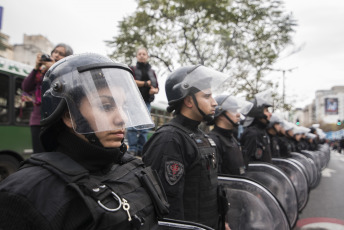 Buenos Aires.- Organizaciones sociales se disponían a desplegar un acampe frente al Ministerio de Desarrollo Social cuando la Policía tiró gases para dispersar hoy miércoles 11 de septiembre de 2019 en la Avenida 9 de julio, de la capital Argentina.  La jornada de protesta había comenzado más temprano. Miles de integrantes de organizaciones sociales habían comenzado a llegar hasta el centro porteño y habían instalado ollas populares en diversas esquinas para reclamar partidas de alimentos para comedores comunitarios, un aumento del 50 por ciento en los programas sociales, y la apertura para incorporar nuevos beneficiarios.  El extenso operativo policial se había instalado hasta la zona de Constitución, donde decenas de agentes cortaron carriles de la avenida 9 de Julio y calles paralelas para evitar que los manifestantes suban a la autopista, como ocurrió en protestas anteriores.