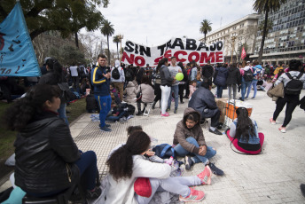 Buenos Aires.- Organizaciones sociales se concentran en la Plaza de Mayo, frente a la Casa Rosada, sede del Poder Ejecutivo Argentino, en reclamo de "aumentos salariales y creación de nuevos puestos de trabajo" y coincide con el acampe que tienen previsto otras organizaciones por la "emergencia alimentaria" frente al ministerio de Desarrollo Social, hoy miércoles 11 de septiembre de 2019.  La concentración en Plaza de Mayo coincide con el anuncio de la principal central gremial argentina la CGT sobre una negociación con el Gobierno por un bono de $5 mil para los trabajadores.