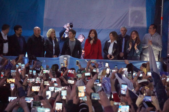 La Plata.- En la foto la candidata a vicepresidenta por el Frente de Todos, Cristina Fernández de Kirchner, afirmó hoy 31 de agosto que ¨sabía¨ que su espacio iba a ganar, pero ¨no se imaginaba por tanta diferencia¨, al exponer en la Facultad de Periodismo de la Universidad Nacional de La Plata, donde presentó su libro, ¨Sinceramente¨.