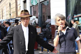 Buenos Aires, Argentina.- En las imágenes tomadas el domingo 8 de sptiembre de 2019 camino a la feria y aprovechando la gran afluencia turística, se instala una infinidad de artistas callejeros, donde predominan los cantantes de tango y bandoneonistas, y todo tipo de performance.