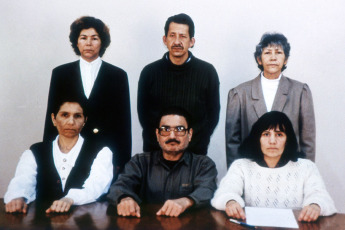 Lima, Perú.- En la foto de archivo, Abimael Guzmán Reynoso, líder de Sendero Luminoso junto a la cúpula del movimiento terrorista también detenidos, en octubre de 1993.