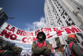 Buenos Aires.- En las imégenes tomadas hoy 4 de septiembre de 2019 manifestantes integrantes de organizaciones sociales reclaman por la sanción de la ley de emergencia alimentaria frente al Ministerio de Desarrollo Social de la Nación, sobre la avenida 9 de julio, la principal arteria de la capital argentina. Más tarde, algunos dirigentes de las agrupaciones se reunirán con diputados opositores, con el propósito de unificar los distintos proyectos de ley sobre emergencia alimentaria que existen en el Congreso.  Según los dirigentes sociales, la convocatoria fue hecha a diputados de todos los bloques, incluyendo al oficialismo.