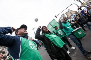 Buenos Aires, Argentina.- En la foto, gremios estatales paran hoy martes 10 de septiembre de 2019 en toda la Argentina y marchan en el centro de la ciudad de Buenos Aires en reclamo de la reapertura de paritarias y la reincorporación de empleados despedidos. Podría haber demoras y cancelaciones en los vuelos de todos los aeropuertos del país. El paro comenzó a las 0 del martes mientras que las concentraciones arrancaron a las 10. Quizás la más numerosa transcurre en la esquina de Esmeralda y Diagonal Norte. Desde allí todos los gremios marcharán hacia la Secretaría de Hacienda y la Secretaría de Modernización.