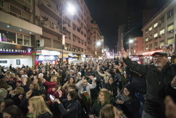 Buenos Aires, Argentina.- In the images thousands of people gathered on the cold night of Friday, September 6, 2019 in different parts of Buenos Aires to make a "flashmob" against the government of President Mauricio Macri, and in particular the Head of Government of the Autonomous City of Buenos Aires, Horacio Rodríguez Larreta, the only politician in the circle closest to Macri who won in his district in the last Argentine primary elections on August 11. The "flashmob" or "lightning crowd" is an organized action in which a large group of people suddenly meet in a public place, do something unusual and then quickly disperse. In this case, the action consists of singing a cumbia that went viral that proposes not to vote for the current Head of Government of Buenos Aires Horacio Rodríguez Larreta and that says in his chorus "Macri already was, Vidal was already, if you want, Larreta too" , urging not to vote for the official candidate.