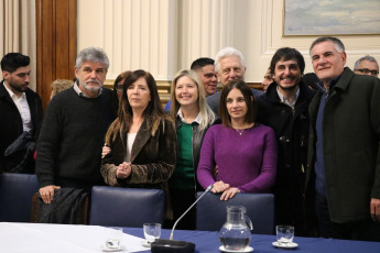 Buenos Aires.- En las imégenes tomadas hoy 4 de septiembre por la tarde en el recinto del Congreso de la Nación Argentina, legisladores de la oposición se reunieron con representantes de organizaciones sociales, que se manifestaron hoy 4 de septiembre de 2019 en reclamo de la sanción de la ley de emergencia alimentaria. En la reunión participaron también dirigentes sindicatos y miembros de la Pastoral social de la Iglesia Católica. De izquierda a derecha, los diputados opositores que participaron de la reunión con movimientos sociales Facundo Moyano (fuera de la toma) Daniel Filmus, Gabriela Cerruti, Cristina Alvarez Rodríguez, Laura Alonso, y el último de la derecha Carlos Castagneto.