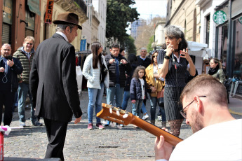 Buenos Aires, Argentina.- In the images taken on Sunday, September 8, 2019 on the way to the fair and taking advantage of the large tourist influx, an infinity of street artists is installed, where tango singers and bandoneonists predominate, and all kinds of performance .