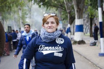 La Plata, Argentina.- En las imágenes tomadas hoy domingo 8 de septiembre de 2019 los simpatizantes del club que comenzó a dirigir el ex capitán de la selección argentina de fútbol Diego Armando Maradona, Gimnasia y Esgrima La Plata, que colmaron su estadio para recibir al ídolo en La Plata, la capital de la provincia de Buenos Aires, al sur de la Capital de Argentina. Desde temprano los simpatizantes comenzaron a llegar al estadio, en la zona del bosque de La Plata, en lo que era el primer entrenamiento del equipo de primera división del club dirigido por Maradona a puertas abiertas, que pelea el descenso y esta último en la tabla de posiciones  del campeonato de primera división del fútbol argentino.