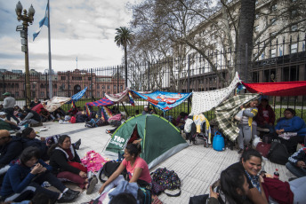 Buenos Aires.- Organizaciones sociales se concentran en la Plaza de Mayo, frente a la Casa Rosada, sede del Poder Ejecutivo Argentino, en reclamo de "aumentos salariales y creación de nuevos puestos de trabajo" y coincide con el acampe que tienen previsto otras organizaciones por la "emergencia alimentaria" frente al ministerio de Desarrollo Social, hoy miércoles 11 de septiembre de 2019.  La concentración en Plaza de Mayo coincide con el anuncio de la principal central gremial argentina la CGT sobre una negociación con el Gobierno por un bono de $5 mil para los trabajadores.