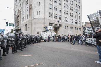 Buenos Aires.- Organizaciones sociales se disponían a desplegar un acampe frente al Ministerio de Desarrollo Social cuando la Policía tiró gases para dispersar hoy miércoles 11 de septiembre de 2019 en la Avenida 9 de julio, de la capital Argentina.  La jornada de protesta había comenzado más temprano. Miles de integrantes de organizaciones sociales habían comenzado a llegar hasta el centro porteño y habían instalado ollas populares en diversas esquinas para reclamar partidas de alimentos para comedores comunitarios, un aumento del 50 por ciento en los programas sociales, y la apertura para incorporar nuevos beneficiarios.  El extenso operativo policial se había instalado hasta la zona de Constitución, donde decenas de agentes cortaron carriles de la avenida 9 de Julio y calles paralelas para evitar que los manifestantes suban a la autopista, como ocurrió en protestas anteriores.