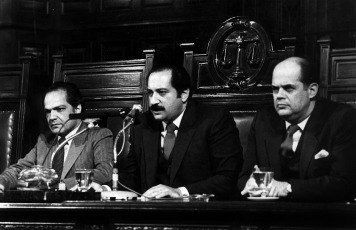 Argentina (1985) .- The court that prosecuted the meetings was the National Federal Criminal and Correctional Appeals Chamber of the Federal Capital, composed of judges Jorge Torlasco, Ricardo Gil Lavedra, León Carlos Arslanián, Jorge Valerga Araoz, Guillermo Ledesma and Andrés J. D'Alessio. The prosecutor was Julio César Strassera with whom the deputy prosecutor Luis Gabriel Moreno Ocampo collaborated, who used the report Never Again by the National Commission on the Disappearance of Persons (Conadep) as evidence. (In the center León Arslanian)