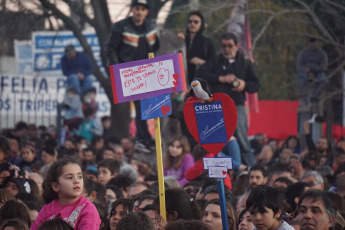 La Plata, Buenos Aires.- The candidate for vice president of Argentina for the Front of All, Cristina Fernández de Kirchner, presented yesterday, August 31, 2019 at the Faculty of Journalism of the National University of La Plata her book "Sincermente". The followers of their space, especially young people, approached early with all kinds of "merchandising" typical of the "Peronist liturgy." T-shirts, hats, pins and flags were sold in the vicinity of the Faculty of Journalism, from where it was dean until a few months ago who now has high chances of being the next mayor of the city of La Plata, the Capital of the province of Buenos Aires, Florencia Saintout, who accompanied her in her presentation, along with the provincial governor candidate Axel Kicillof.