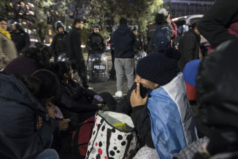 Buenos Aires, Argentina.- Miles de integrantes de organizaciones sociales comenzaron a llegar hasta el centro porteño e instalaron ollas populares en diversas esquinas para reclamar partidas de alimentos para comedores comunitarios, un aumento del 50 por ciento en los programas sociales y la apertura para incorporar nuevos beneficiarios, el 11 de septiembre de 2019. El extenso operativo policial se instaló hasta la zona de Constitución, donde decenas de agentes cortaron carriles de la Avenida 9 de Julio y calles paralelas para evitar que los manifestantes suban a la autopista, como ocurrió en protestas anteriores.