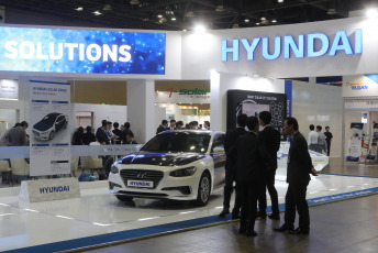 Seúl, Corea (Sur) .- Un automóvil con energía solar fabricado por Hyundai Motor Co. se exhibe durante el Korea Energy Show anual que se inauguró en la sala de exposiciones KINTEX en Goyang, justo al noroeste de Seúl, el 3 de septiembre de 2019. Un número récord de 307 empresas participan en la feria de energía programada hasta el 6 de septiembre.