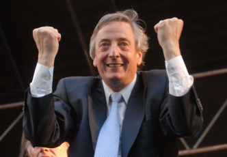 En la foto de archivo del 15 de julio de 2008 el ex presidente de Argentina durante un acto del Partido Justicialista, Néstor Kirchner, donde aseguró que "terminamos con 30 años de impunidad y con las leyes de obediencia debida y punto final " porque "nosotros queremos memoria, justicia y no queremos impunidad". Durante su mandato en 2003 en Argentina el se promulgó la ley 25.779 que declaró la nulidad de las leyes de Obediencia Debida y Punto Final.