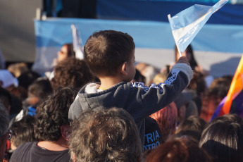 La Plata, Buenos Aires.- The candidate for vice president of Argentina for the Front of All, Cristina Fernández de Kirchner, presented yesterday, August 31, 2019 at the Faculty of Journalism of the National University of La Plata her book "Sincermente". The followers of their space, especially young people, approached early with all kinds of "merchandising" typical of the "Peronist liturgy." T-shirts, hats, pins and flags were sold in the vicinity of the Faculty of Journalism, from where it was dean until a few months ago who now has high chances of being the next mayor of the city of La Plata, the Capital of the province of Buenos Aires, Florencia Saintout, who accompanied her in her presentation, along with the provincial governor candidate Axel Kicillof.