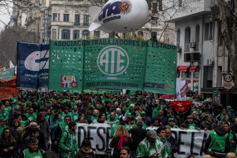 Buenos Aires, Argentina.- En la foto, gremios estatales paran hoy martes 10 de septiembre de 2019 en toda la Argentina y marchan en el centro de la ciudad de Buenos Aires en reclamo de la reapertura de paritarias y la reincorporación de empleados despedidos. Podría haber demoras y cancelaciones en los vuelos de todos los aeropuertos del país. El paro comenzó a las 0 del martes mientras que las concentraciones arrancaron a las 10. Quizás la más numerosa transcurre en la esquina de Esmeralda y Diagonal Norte. Desde allí todos los gremios marcharán hacia la Secretaría de Hacienda y la Secretaría de Modernización.