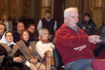 La Plata, Argentina (ARCHIVO).- En las fotos de archivo tomadas el 28 de junio de 2006 Jorge Julio López, un albañil que estuvo preso tres años en centros clandestinos de detención durante la última dictadura militar, quién relató hoy que el ex represor Miguel Etchecolatz ejecutó a una pareja y a otros detenidos alojados en el centro clandestino de Pozo de Arana, de un disparo en la cabeza y que posteriormente fuera desaparecido y nunca encontrado sus restos durante el juicio al represor.