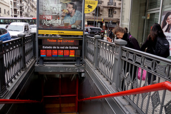 Buenos Aires, Argentina.- The subway workers of Buenos Aires did not reach an agreement and made a strike on all lines this Friday from 13 to 17 hours. Guild delegates claimed more personnel on Line E and the operation of more trains on line E where, according to a statement by delegates of 23 cars, only 11 operate. The Metrovías concessionary company also responded by means of a statement that "the provision of said line is complete, and is sufficient to provide adequate assistance to users."