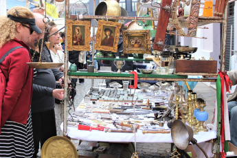 Buenos Aires, Argentina.- En las imágenes tomadas el domingo 8 de sptiembre de 2019, cada domingo el barrio de San Telmo, al sur de Buenos Aires, recibe miles de visitantes que inundan sus calles para vivir una experiencia diferente en la Ciudad de Buenos Aires. Ese día se lleva a cabo la tradicional Feria de San Pedro Telmo en la Plaza Dorrego, corazón del barrio. Más de 250 puestos callejeros exhiben diversos objetos antiguos que van desde muebles, pinturas, artefactos de luz, jarrones, juguetes de colección, libros y revistas, carteles, vestidos y zapatos, relojes, adornos de todo tipo, estatuas, monedas, fotos antiguas, cubiertos de plata, alhajas hasta sifones multicolores.