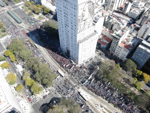 Buenos Aires.- En las imégenes tomadas con drone hoy 4 de septiembre de 2019 manifestantes integrantes de organizaciones sociales se movilizan en reclamo de la sanción de la ley de emergencia alimentaria en las inmediaciones del Ministerio de Desarrollo Social de la Nación, sobre la avenida 9 de julio, la principal arteria de la capital argentina. En la fachada del edificio se observa una imágen de Eva Duarte de Perón, conocida popularmente como "Evita" y "la abanderada de los humildes".