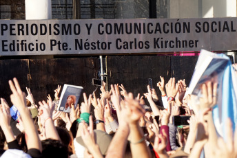 La Plata, Buenos Aires.- La candidata a vicepresidenta de la Argentina por el Frente de Todos, Cristina Fernández de Kirchner, presentó ayer 31 de agosto de 2019 en la Facultad de Periodismo de la Universidad Nacional de La Plata su libro ¨Sinceramente¨. Los seguidores de su espacio, en especial jóvenes, se acercaron desde temprano con todo tipo de "merchandising" propio de la "liturgia peronista".  Remeras, gorros, prendedores y banderas se vendían en las inmediaciones de la Facultad de Periodismo, de donde fue decana hasta hace unos meses quien ahora tiene altas chances de ser la próxima intendenta de la ciudad de La Plata, la Capital de la provincia de Buenos Aires, Florencia Saintout, quien la acompaño en su presentación, junto al candidato a gobernador provincial Axel Kicillof.