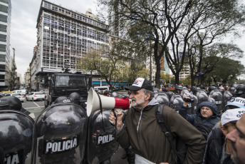 Buenos Aires.- Organizaciones sociales se disponían a desplegar un acampe frente al Ministerio de Desarrollo Social cuando la Policía tiró gases para dispersar hoy miércoles 11 de septiembre de 2019 en la Avenida 9 de julio, de la capital Argentina.  La jornada de protesta había comenzado más temprano. Miles de integrantes de organizaciones sociales habían comenzado a llegar hasta el centro porteño y habían instalado ollas populares en diversas esquinas para reclamar partidas de alimentos para comedores comunitarios, un aumento del 50 por ciento en los programas sociales, y la apertura para incorporar nuevos beneficiarios.  El extenso operativo policial se había instalado hasta la zona de Constitución, donde decenas de agentes cortaron carriles de la avenida 9 de Julio y calles paralelas para evitar que los manifestantes suban a la autopista, como ocurrió en protestas anteriores.