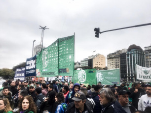 Buenos Aires, Argentina.- En la foto, gremios estatales paran hoy martes 10 de septiembre de 2019 en toda la Argentina y marchan en el centro de la ciudad de Buenos Aires en reclamo de la reapertura de paritarias y la reincorporación de empleados despedidos. Podría haber demoras y cancelaciones en los vuelos de todos los aeropuertos del país. El paro comenzó a las 0 del martes mientras que las concentraciones arrancaron a las 10. Quizás la más numerosa transcurre en la esquina de Esmeralda y Diagonal Norte. Desde allí todos los gremios marcharán hacia la Secretaría de Hacienda y la Secretaría de Modernización.