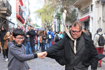 Buenos Aires, Argentina.- In the images taken on Sunday, September 8, 2019 on the way to the fair and taking advantage of the large tourist influx, an infinity of street artists is installed, where tango singers and bandoneonists predominate, and all kinds of performance .