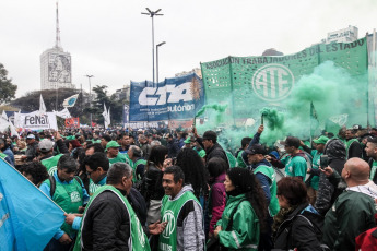 Buenos Aires, Argentina.- En la foto, gremios estatales paran hoy martes 10 de septiembre de 2019 en toda la Argentina y marchan en el centro de la ciudad de Buenos Aires en reclamo de la reapertura de paritarias y la reincorporación de empleados despedidos. Podría haber demoras y cancelaciones en los vuelos de todos los aeropuertos del país. El paro comenzó a las 0 del martes mientras que las concentraciones arrancaron a las 10. Quizás la más numerosa transcurre en la esquina de Esmeralda y Diagonal Norte. Desde allí todos los gremios marcharán hacia la Secretaría de Hacienda y la Secretaría de Modernización.