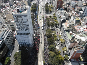 Buenos Aires.- En las imégenes tomadas con drone hoy 4 de septiembre de 2019 manifestantes integrantes de organizaciones sociales se movilizan en reclamo de la sanción de la ley de emergencia alimentaria en las inmediaciones del Ministerio de Desarrollo Social de la Nación, sobre la avenida 9 de julio, la principal arteria de la capital argentina. En la fachada del edificio se observa una imágen de Eva Duarte de Perón, conocida popularmente como "Evita" y "la abanderada de los humildes".