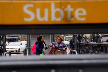 Buenos Aires, Argentina.- Los trabajadores de subte de Buenos Aires no llegaron a un acuerdo y realizaron un paro en todas las líneas este viernes de 13 a 17 horas. Los delegados gremiales reclamaron mayor cantidad de personal en la Línea E y el funcionamiento de más trenes en la línea E donde, según un comunicado de los delegados de 23 coches, funcionan sólo 11. La empresa concecionaria Metrovías respondió también mediante un comunicado que "la dotación de dicha línea se encuentra completa, y resulta suficiente para brindar una adecuada asistencia a los usuarios".