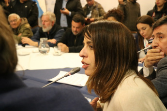 Buenos Aires.- En las imégenes tomadas hoy 4 de septiembre por la tarde en el recinto del Congreso de la Nación Argentina, legisladores de la oposición se reunieron con representantes de organizaciones sociales, que se manifestaron hoy 4 de septiembre de 2019 en reclamo de la sanción de la ley de emergencia alimentaria. En la reunión participaron también dirigentes sindicatos y miembros de la Pastoral social de la Iglesia Católica. En la imágen, la diputada opositora Victoria Donda.