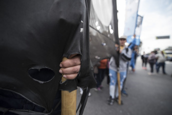 Buenos Aires.- Social organizations were preparing to deploy a camp in front of the Ministry of Social Development when the Police fired gas to disperse today, September 11, 2019 on Avenida 9 de Julio, in the Argentine capital. The protest day had begun earlier. Thousands of members of social organizations had begun to reach the Buenos Aires center and had installed popular pots in various corners to claim food items for community canteens, a 50 percent increase in social programs, and the opening to incorporate new beneficiaries. The extensive police operation had been installed to the Constitution area, where dozens of agents cut lanes on 9 de Julio Avenue and parallel streets to prevent protesters from climbing the highway, as happened in previous protests.