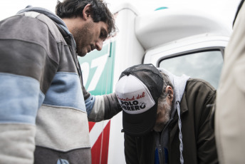 Buenos Aires.- Organizaciones sociales se disponían a desplegar un acampe frente al Ministerio de Desarrollo Social cuando la Policía tiró gases para dispersar hoy miércoles 11 de septiembre de 2019 en la Avenida 9 de julio, de la capital Argentina.  La jornada de protesta había comenzado más temprano. Miles de integrantes de organizaciones sociales habían comenzado a llegar hasta el centro porteño y habían instalado ollas populares en diversas esquinas para reclamar partidas de alimentos para comedores comunitarios, un aumento del 50 por ciento en los programas sociales, y la apertura para incorporar nuevos beneficiarios.  El extenso operativo policial se había instalado hasta la zona de Constitución, donde decenas de agentes cortaron carriles de la avenida 9 de Julio y calles paralelas para evitar que los manifestantes suban a la autopista, como ocurrió en protestas anteriores.