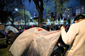 Buenos Aires, Argentina.- Miles de integrantes de organizaciones sociales comenzaron a llegar hasta el centro porteño e instalaron ollas populares en diversas esquinas para reclamar partidas de alimentos para comedores comunitarios, un aumento del 50 por ciento en los programas sociales y la apertura para incorporar nuevos beneficiarios, el 11 de septiembre de 2019. El extenso operativo policial se instaló hasta la zona de Constitución, donde decenas de agentes cortaron carriles de la Avenida 9 de Julio y calles paralelas para evitar que los manifestantes suban a la autopista, como ocurrió en protestas anteriores.