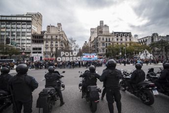 Buenos Aires.- Organizaciones sociales se disponían a desplegar un acampe frente al Ministerio de Desarrollo Social cuando la Policía tiró gases para dispersar hoy miércoles 11 de septiembre de 2019 en la Avenida 9 de julio, de la capital Argentina.  La jornada de protesta había comenzado más temprano. Miles de integrantes de organizaciones sociales habían comenzado a llegar hasta el centro porteño y habían instalado ollas populares en diversas esquinas para reclamar partidas de alimentos para comedores comunitarios, un aumento del 50 por ciento en los programas sociales, y la apertura para incorporar nuevos beneficiarios.  El extenso operativo policial se había instalado hasta la zona de Constitución, donde decenas de agentes cortaron carriles de la avenida 9 de Julio y calles paralelas para evitar que los manifestantes suban a la autopista, como ocurrió en protestas anteriores.