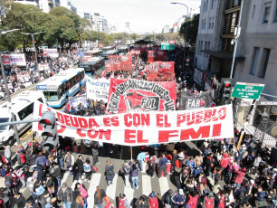 Buenos Aires.- En las imégenes tomadas con drone hoy 4 de septiembre de 2019 manifestantes integrantes de organizaciones sociales se movilizan en reclamo de la sanción de la ley de emergencia alimentaria en las inmediaciones del Ministerio de Desarrollo Social de la Nación, sobre la avenida 9 de julio, la principal arteria de la capital argentina. En la fachada del edificio se observa una imágen de Eva Duarte de Perón, conocida popularmente como "Evita" y "la abanderada de los humildes".