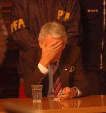 La Plata, Argentina (ARCHIVO).- En las fotos de archivo tomadas el 19 de septiembre de 2006 durante el veredicto del juicio al represor Miguel Etchecolatz donde fue hallado culpable  y condenado a prisión perpetua a cumplir en la cárcel de Marcos Paz. La sentencia del Tribunal Oral Federal N° 1 de La Plata declaró por primera vez en la historia argentina que fueron "delitos de lesa humanidad cometidos en el marco de un genocidio".