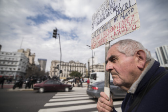 Buenos Aires.- Organizaciones sociales se disponían a desplegar un acampe frente al Ministerio de Desarrollo Social cuando la Policía tiró gases para dispersar hoy miércoles 11 de septiembre de 2019 en la Avenida 9 de julio, de la capital Argentina.  La jornada de protesta había comenzado más temprano. Miles de integrantes de organizaciones sociales habían comenzado a llegar hasta el centro porteño y habían instalado ollas populares en diversas esquinas para reclamar partidas de alimentos para comedores comunitarios, un aumento del 50 por ciento en los programas sociales, y la apertura para incorporar nuevos beneficiarios.  El extenso operativo policial se había instalado hasta la zona de Constitución, donde decenas de agentes cortaron carriles de la avenida 9 de Julio y calles paralelas para evitar que los manifestantes suban a la autopista, como ocurrió en protestas anteriores.