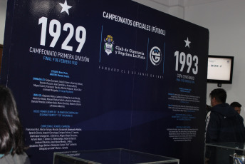 La Plata, Argentina.- En la imágen tomada hoy 6 de septiembre de 2019, decenas de simpatizantes de Gimnasia Esgrima La Plata se acercaran a la sede del club en la ciudad de La Plata, después de que se confirmara que Diego Armando Maradona  será el nuevo Director Técnico del equipo de fútbol de primera división.  La Institución comunicó que solo ingresarian al estadio aquellos que sean socios de la entidad, lo que impusó a que muchos quisieran asegurarse un lugar en las tribunas. Muchos de los nuevos socios han declarado no ser simpatizantes del club platense, pero el amor de muchos argentinos por Maradona supera esta barreras. Gimnasia y Esgrima La Plata es un modesto club de la ciudad de La Plata, la capital de la provincia de Buenos Aires, que aunque es uno de los clubes de fútbol más antiguos de la Argentina, nunca ha obtenido un campeonato oficial de primera división y actualmente pelea por no descender a segunda división.