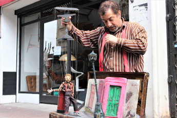 Buenos Aires, Argentina.- En las imágenes tomadas el domingo 8 de sptiembre de 2019 camino a la feria y aprovechando la gran afluencia turística, se instala una infinidad de artistas callejeros, donde predominan los cantantes de tango y bandoneonistas, y todo tipo de performance.