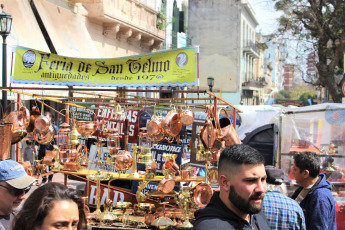 Buenos Aires, Argentina.- En las imágenes tomadas el domingo 8 de sptiembre de 2019, cada domingo el barrio de San Telmo, al sur de Buenos Aires, recibe miles de visitantes que inundan sus calles para vivir una experiencia diferente en la Ciudad de Buenos Aires. Ese día se lleva a cabo la tradicional Feria de San Pedro Telmo en la Plaza Dorrego, corazón del barrio. Más de 250 puestos callejeros exhiben diversos objetos antiguos que van desde muebles, pinturas, artefactos de luz, jarrones, juguetes de colección, libros y revistas, carteles, vestidos y zapatos, relojes, adornos de todo tipo, estatuas, monedas, fotos antiguas, cubiertos de plata, alhajas hasta sifones multicolores.